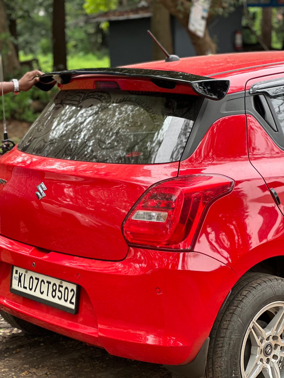 SWIFT SPOILER UNIVERSAL BLACK