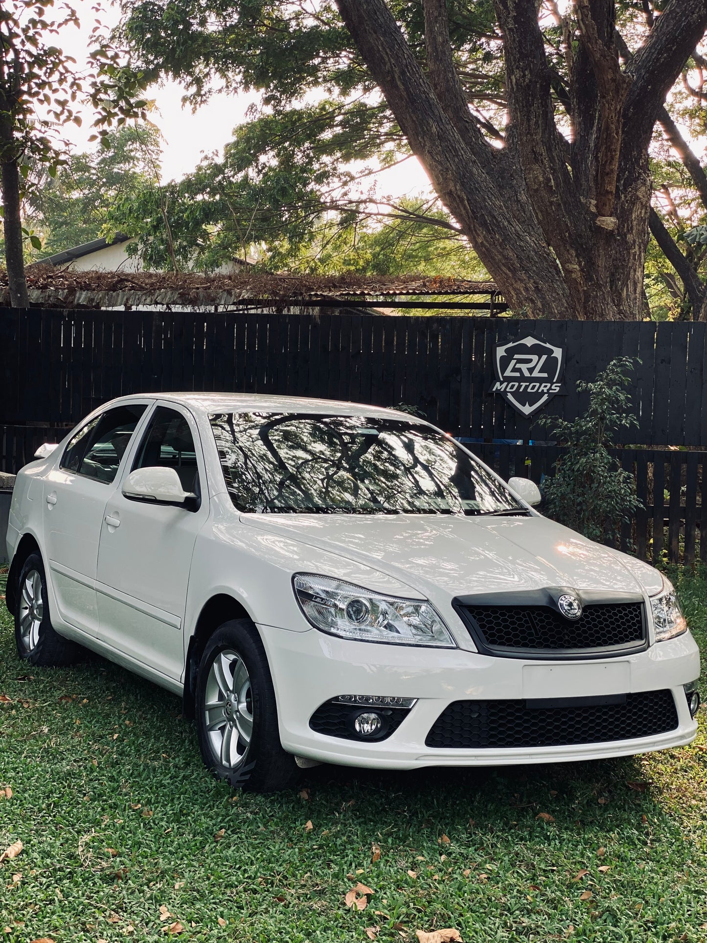 ŠKODA LAURA VRS BUMBER WITH HONEY COMB GRILL