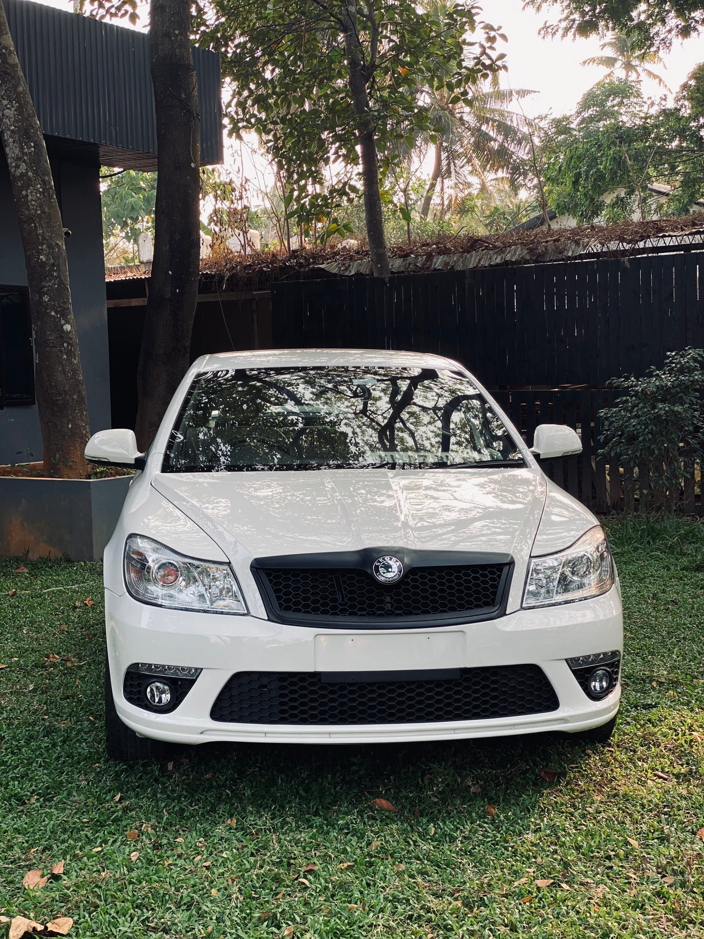 ŠKODA LAURA VRS BUMBER WITH HONEY COMB GRILL