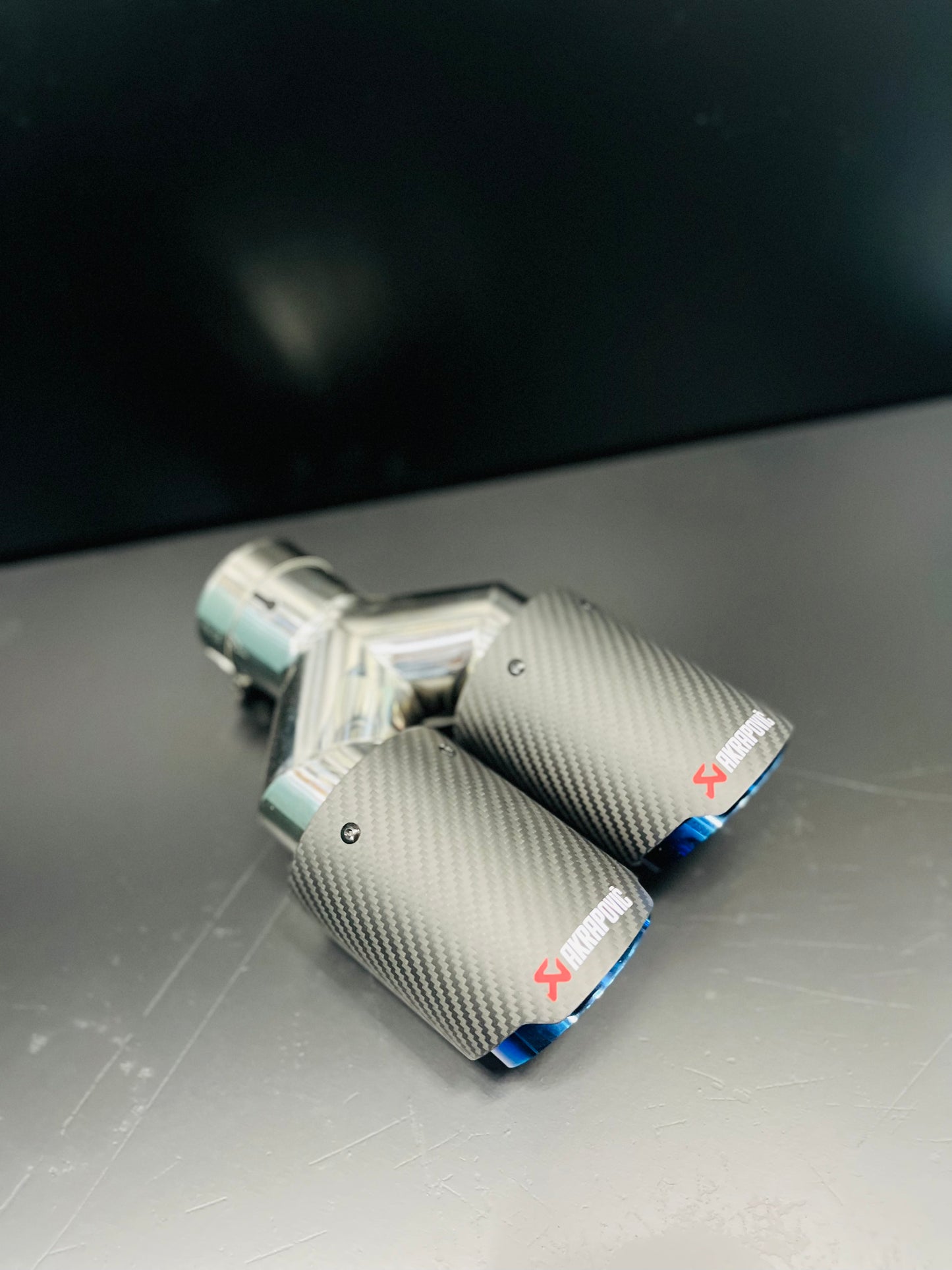 AKRAPOVIC CARBON DUAL TIP WITH BLUE EDGE